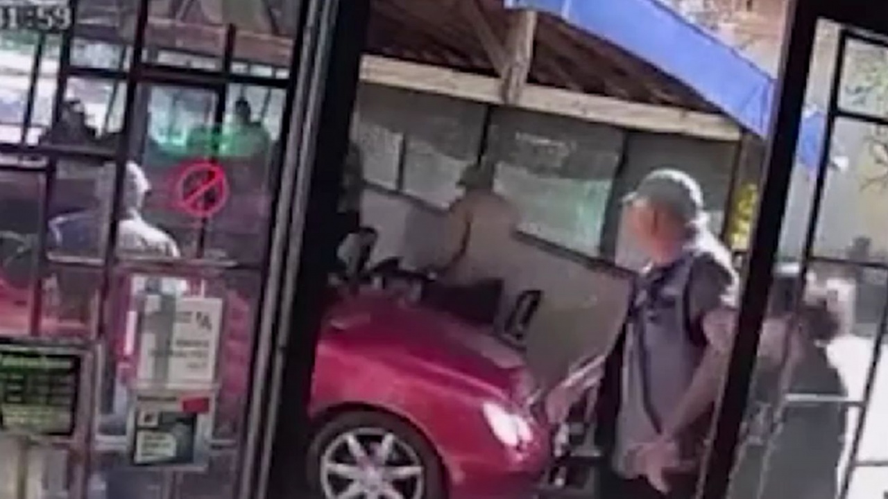 Двегодишно дете се качи в автомобила на баща си, подкара