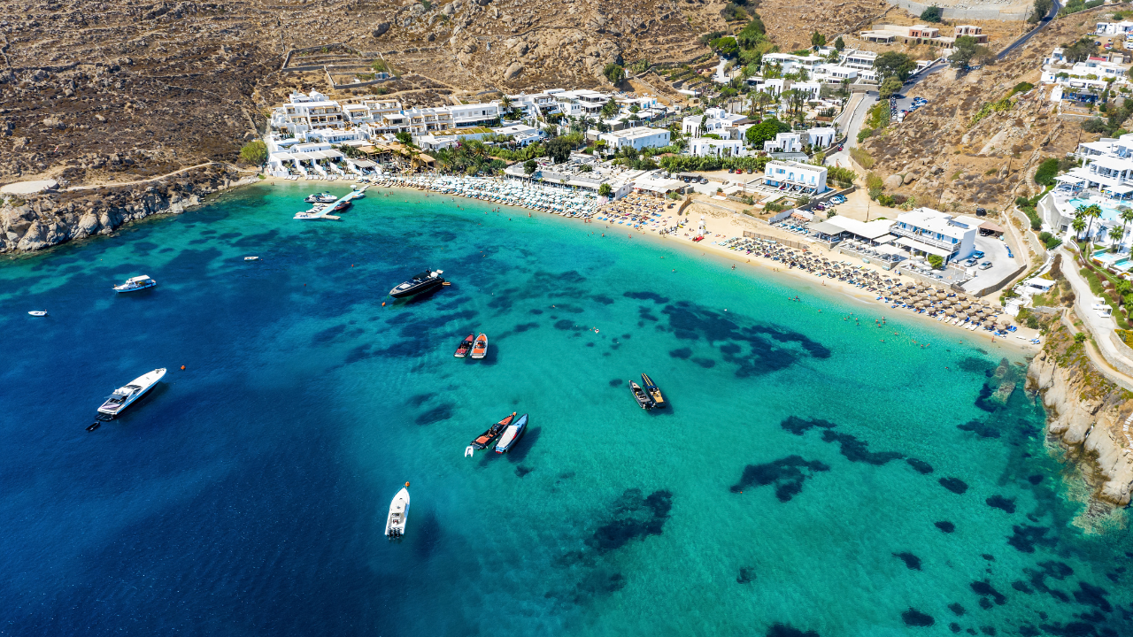 Η Ελλάδα έχει απαγορεύσει τις παραχωρήσεις και την τοποθέτηση ομπρέλων και ξαπλώστρων σε σχεδόν 200 παραλίες – Ε.Ε.
