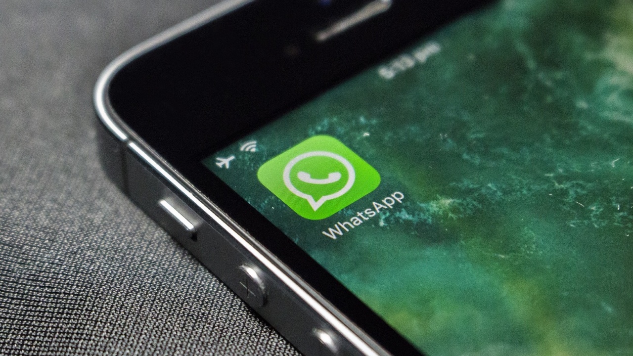 Apple сваля WhatsApp и Threads от китайския си магазин за приложения