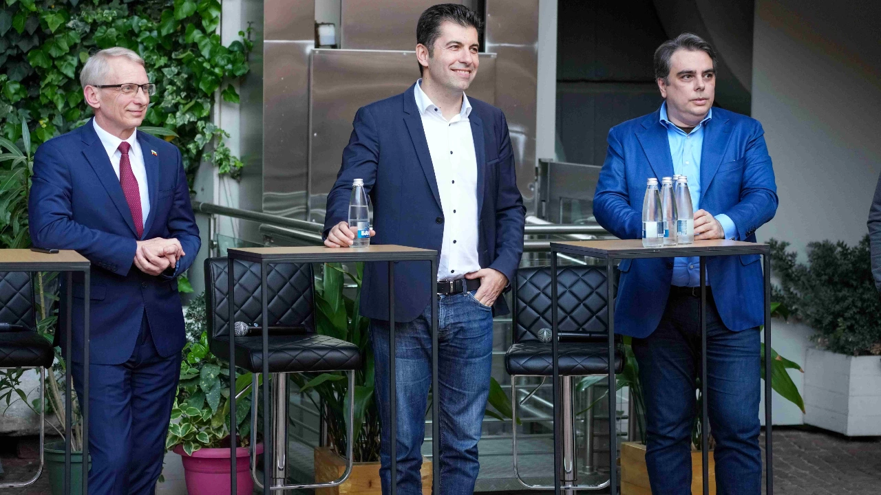 Две години след учредяването на в Пловдив лидерите на партията