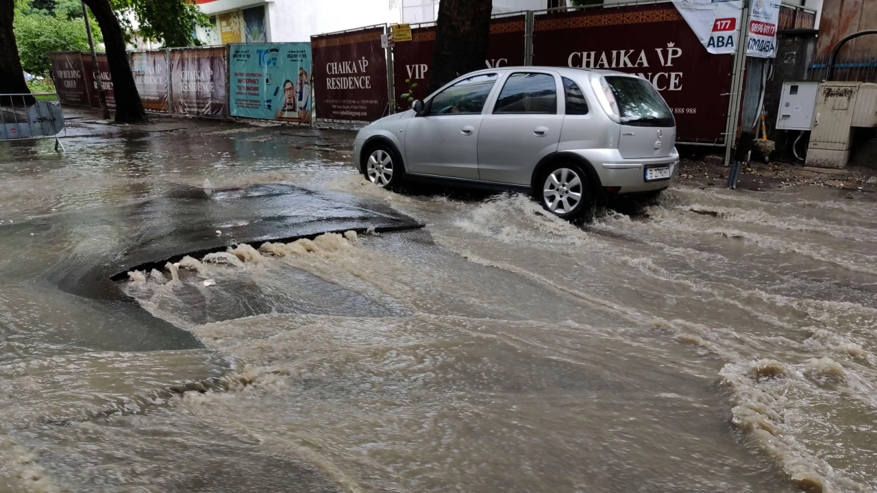Два автомобила пропаднаха в центъра на Варна след проливния дъжд