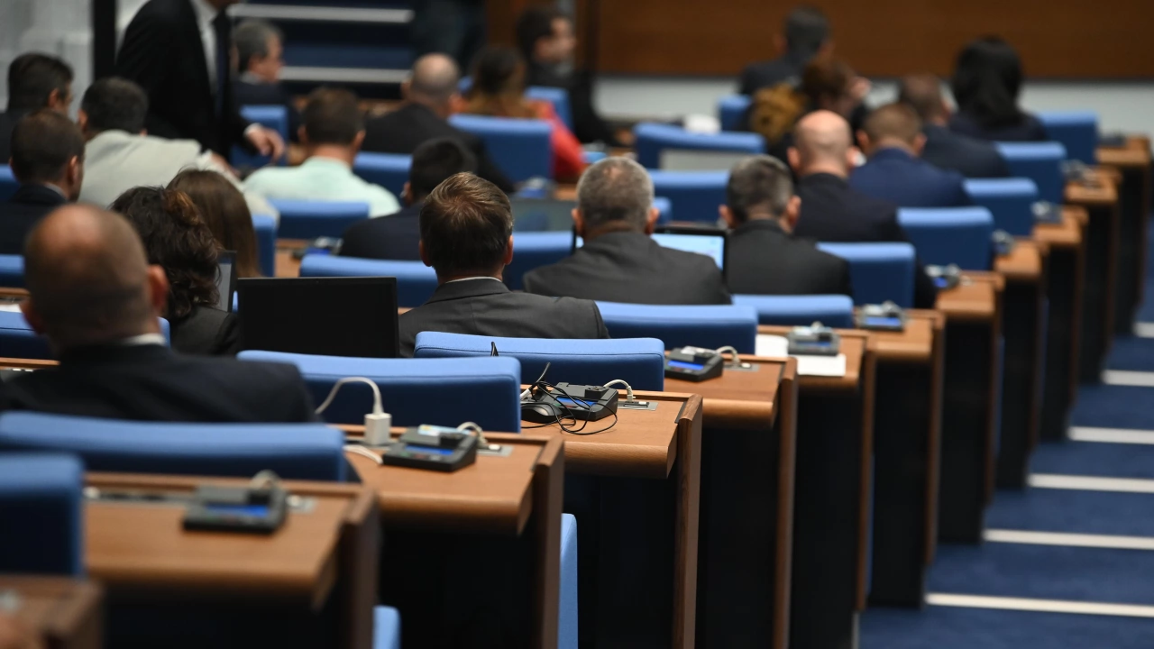 Народното събрание повиши с 30 заплатите на военните и ги