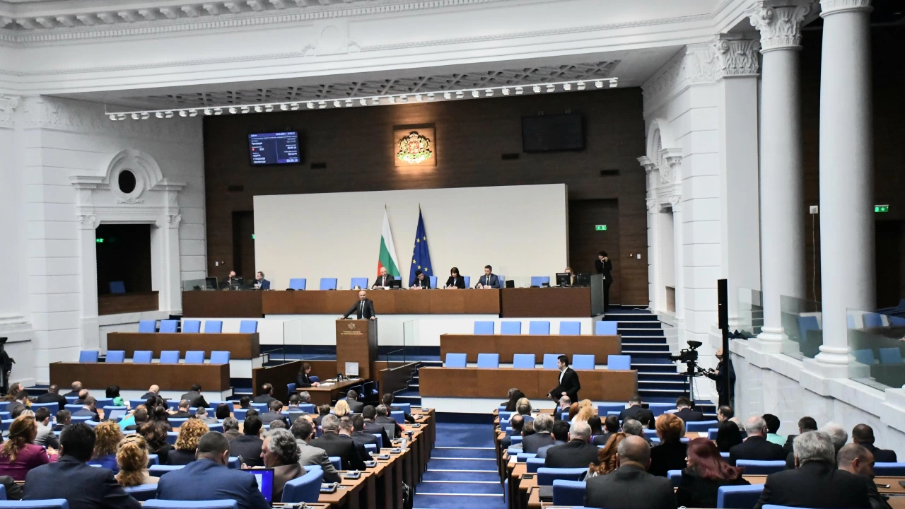 Председателят на парламента Росен Желязков насрочи извънредно заседание днес от