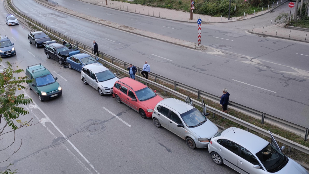 Верижна катастрофа между 4 5 коли край Румънското посолство в