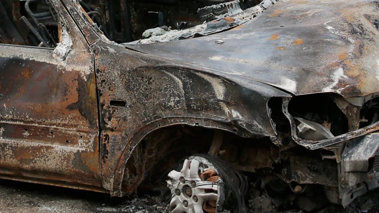 Лек автомобил изгоря до основи на ул Петко Д Петков