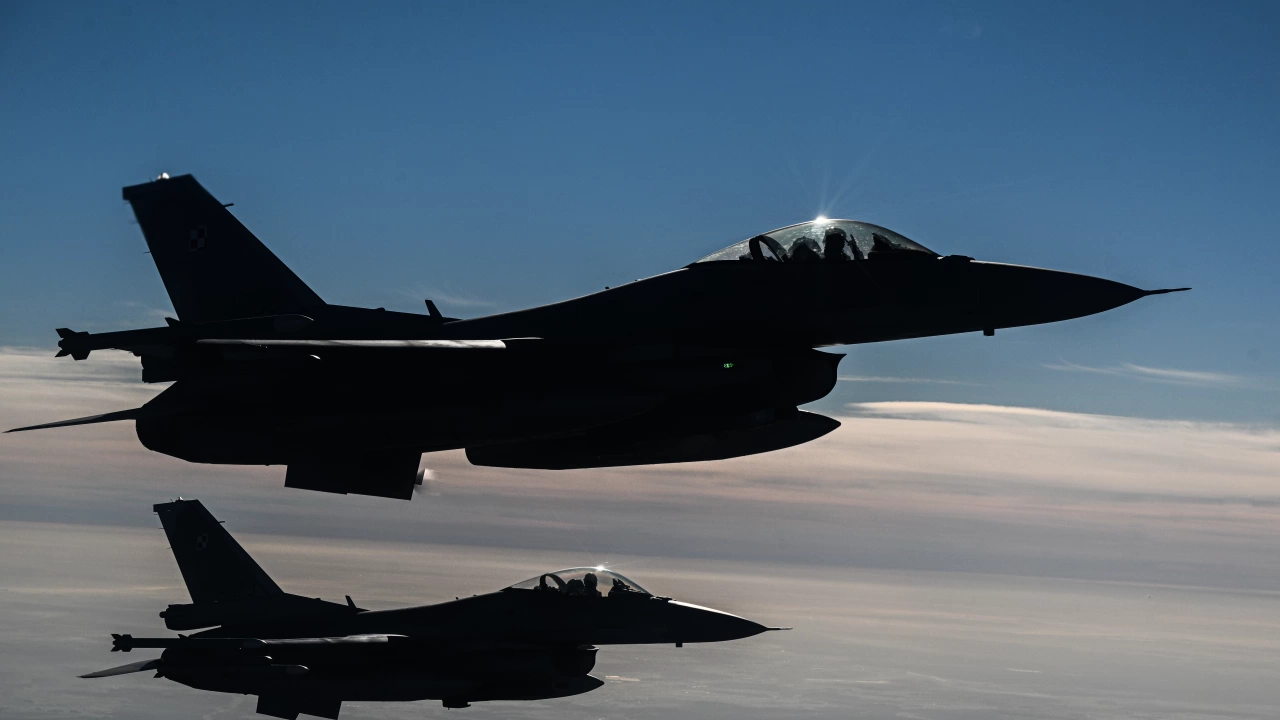 Три изтребителя F 16 Fighting Falcon които Румъния купи от