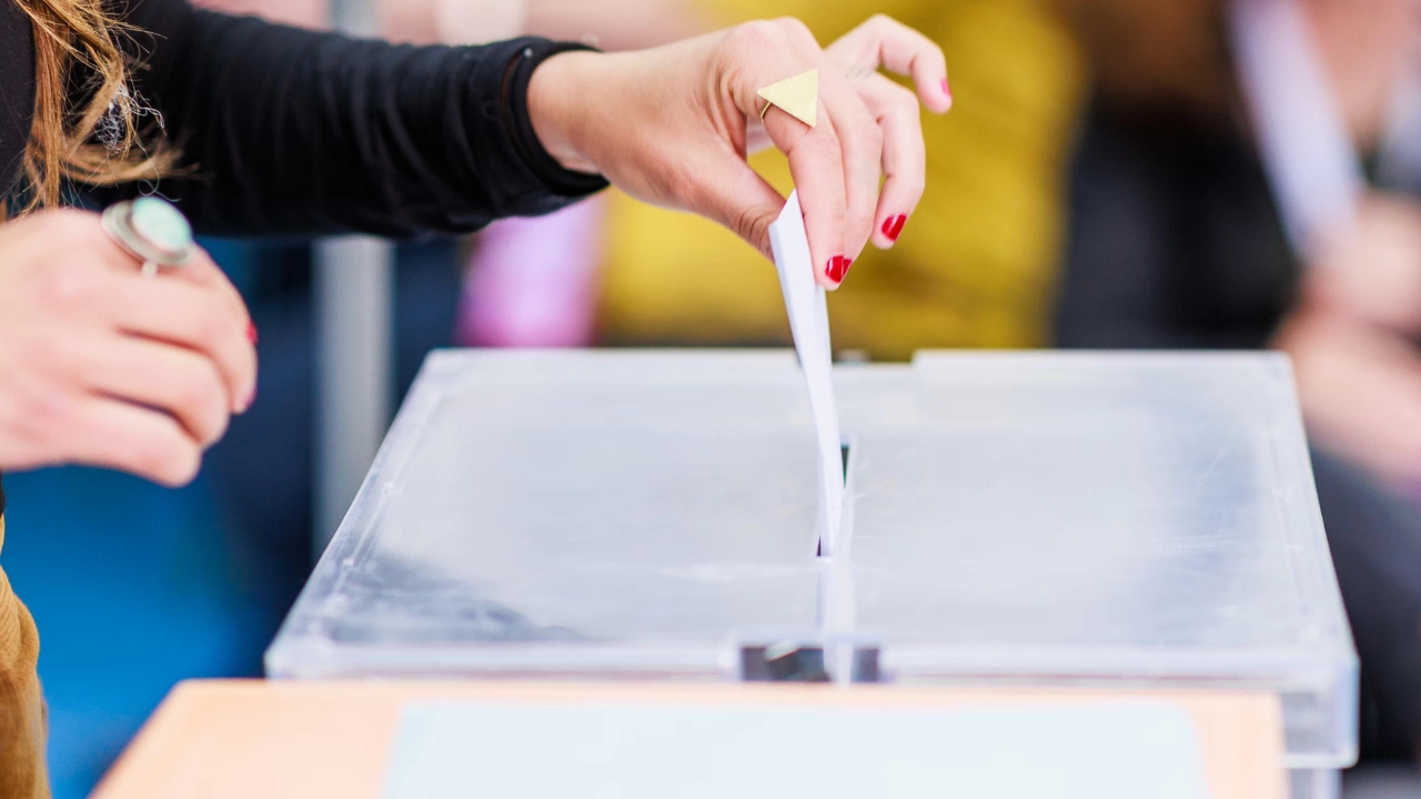 13 членната Районна избирателна комисия в Кюстендил започна работа от днес