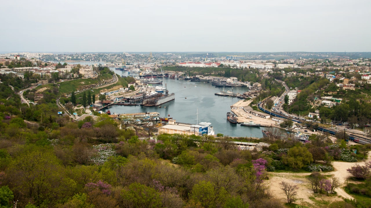 В пристанището на Севастопол на окупирания от Русия полуостров Крим
