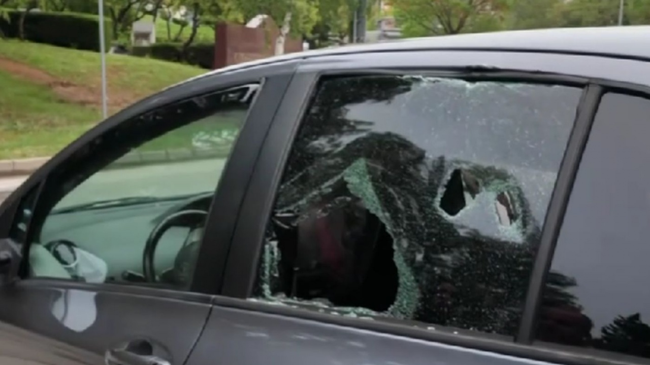 Вандалска проява или опит за сплашване: Защо автомобил е атакуван с метален прът?