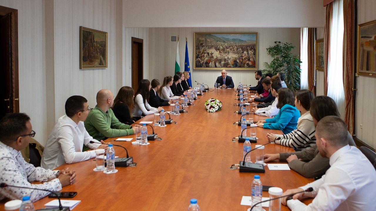 Президентът Румен Радев разговаря със студенти по политическа риторика