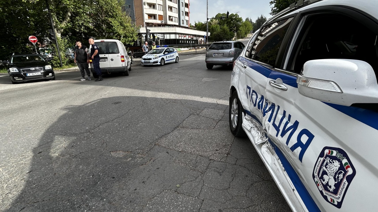 Катастрофа с полицейска кола затрудни движението на кръстовището на бул.Илинден