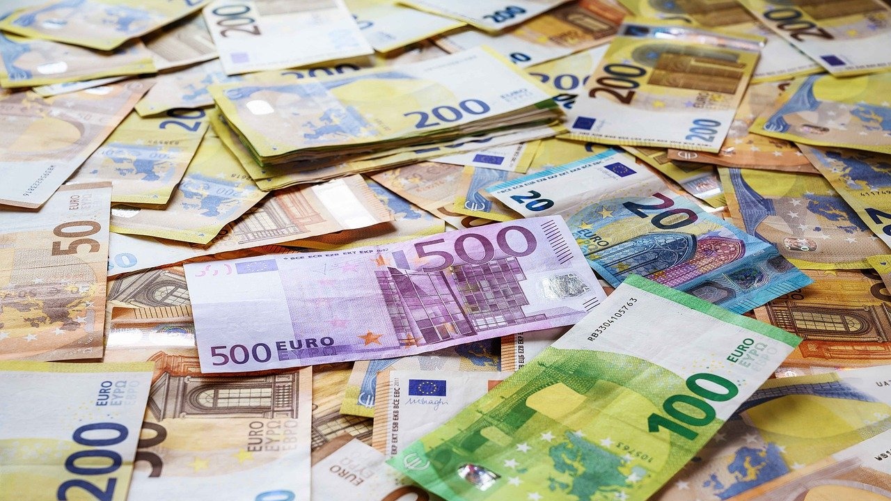 Еврото се котира над 1,07 долара
