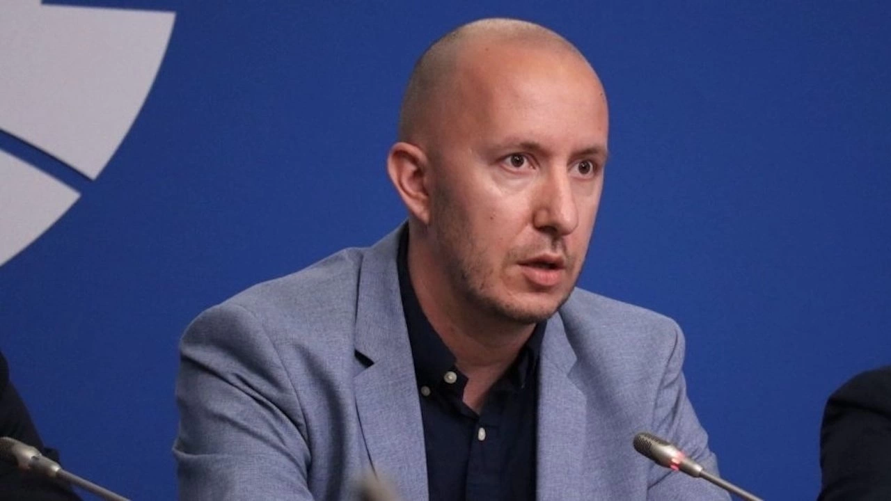 Михаил Кръстев е известен икономист анализатор публицист и журналист член