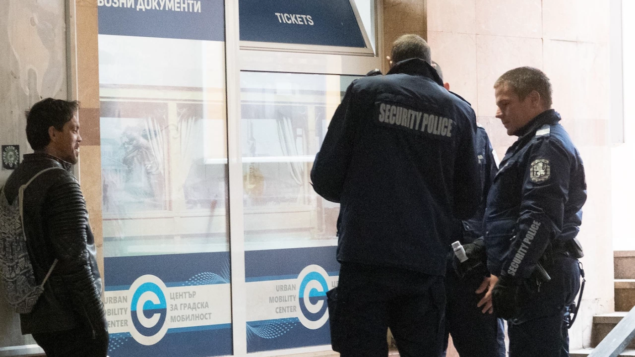 Клошар припадна в подлеза на метростанция Сердика Полицаите извикаха екип на