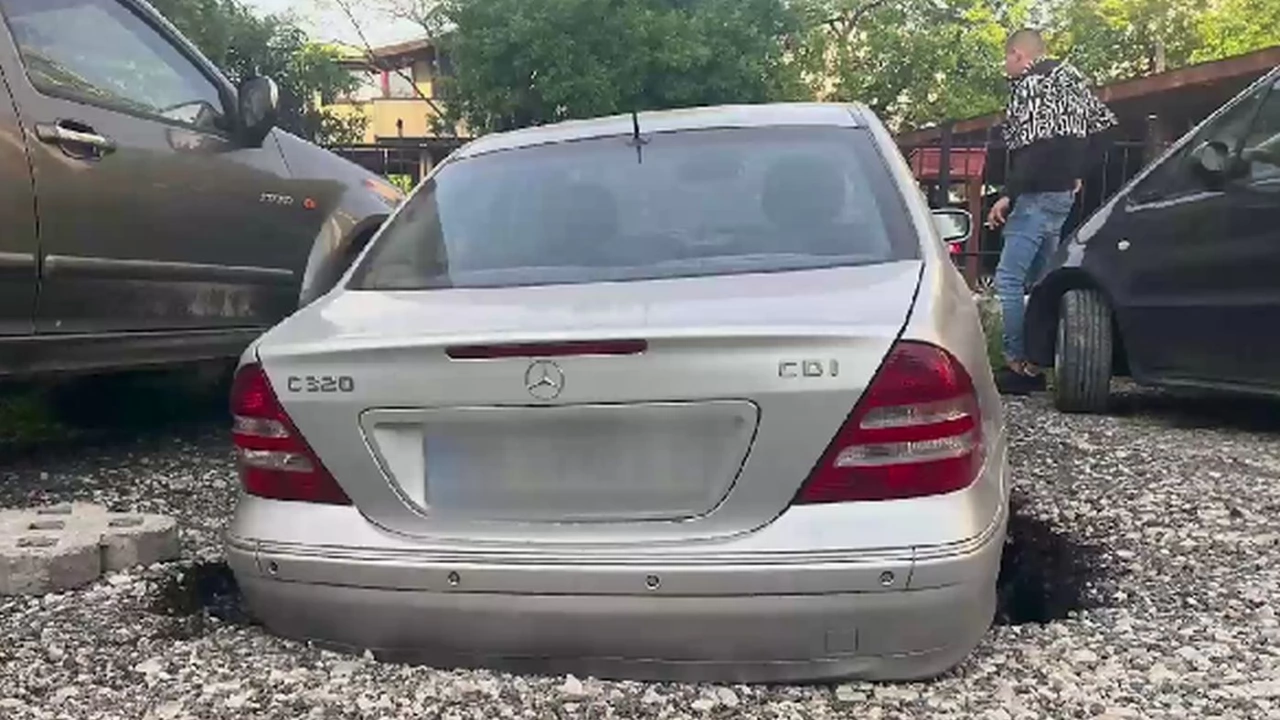 Огромна дупка погълна автомобил в Пловдив съобщи NOVA Превозното средство