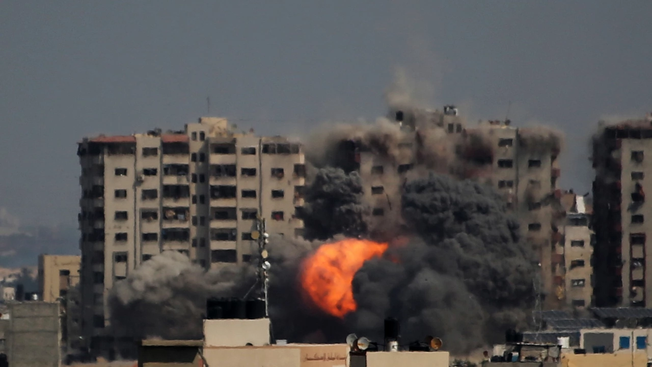 Най малко трима души бяха убити при израелски въздушен удар по