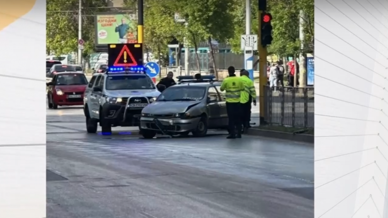 Опасен инцидент в София! Мъж за малко не помете пешеходци при забранена маневра
