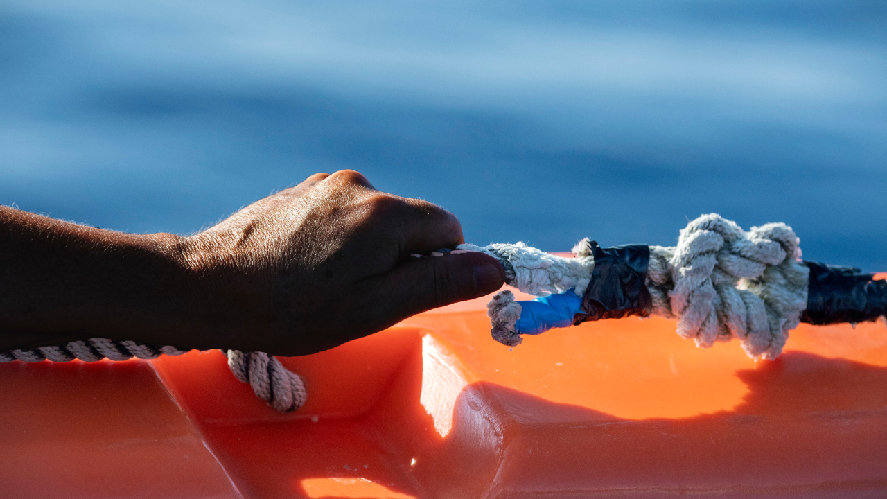 Издирват 4-ма мигранти след потъването на лодката им край о-в Самос