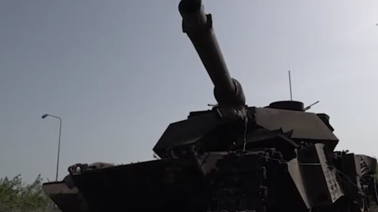 Руски военни транспортираха до Москва първия танк M1 Abrams, унищожен
