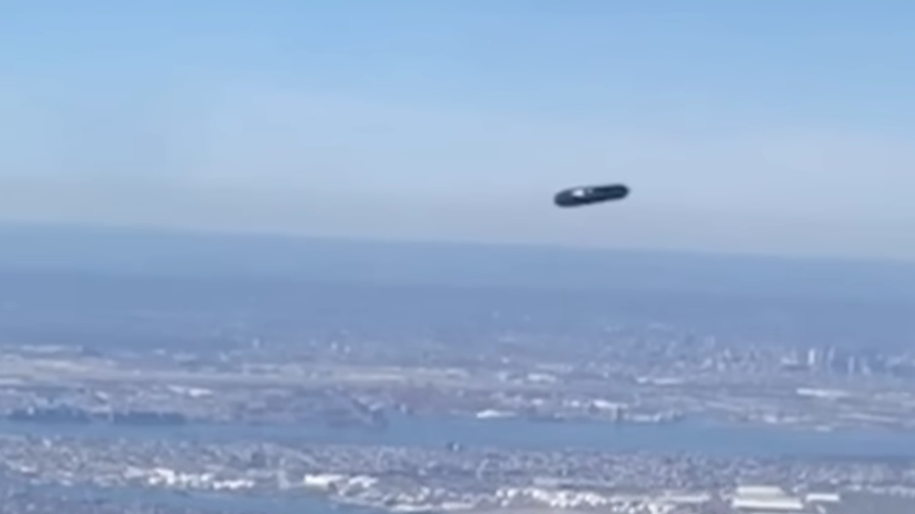 Пътничка в самолет засне цилиндричен обект в небето