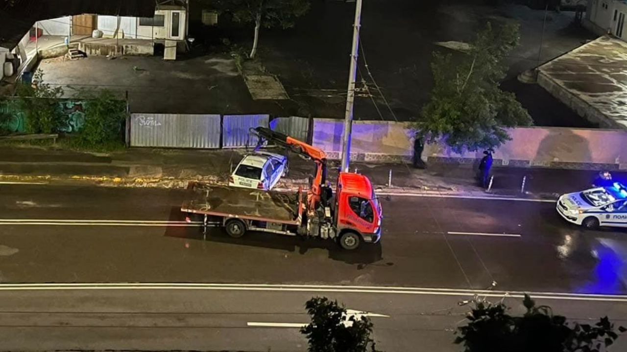 Патрулка се заби в ограда в София