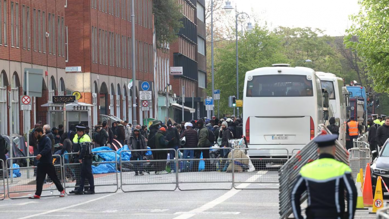 Ирландската полиция демонтира в Дъблин около 200 палатки, в които