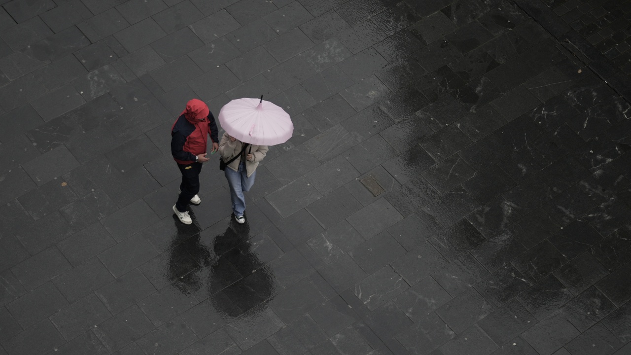 Вземете си чадърите: Продължават дъждовете и гръмотевиците