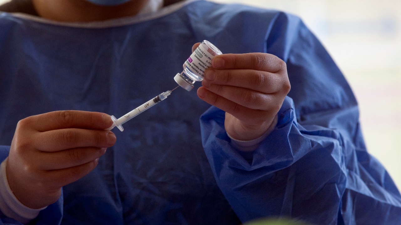 За първи път от „АстраЗенека“ признаха: Ваксината ни за COVID може да провокира тромбози