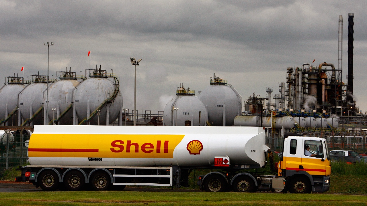 Енергийната корпорация Шел“ (Shell) отчете днес, че печалбата ѝ през