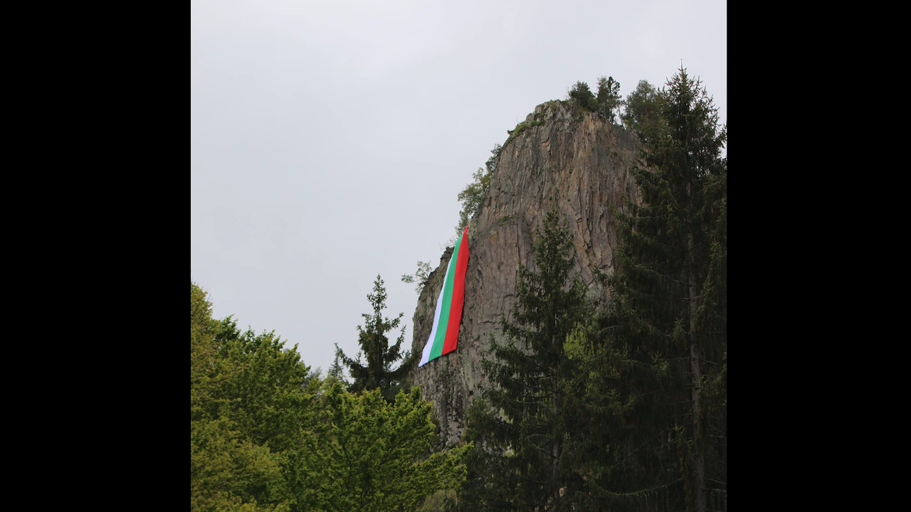 Алпинисти спуснаха българското знаме от скала над Смолян