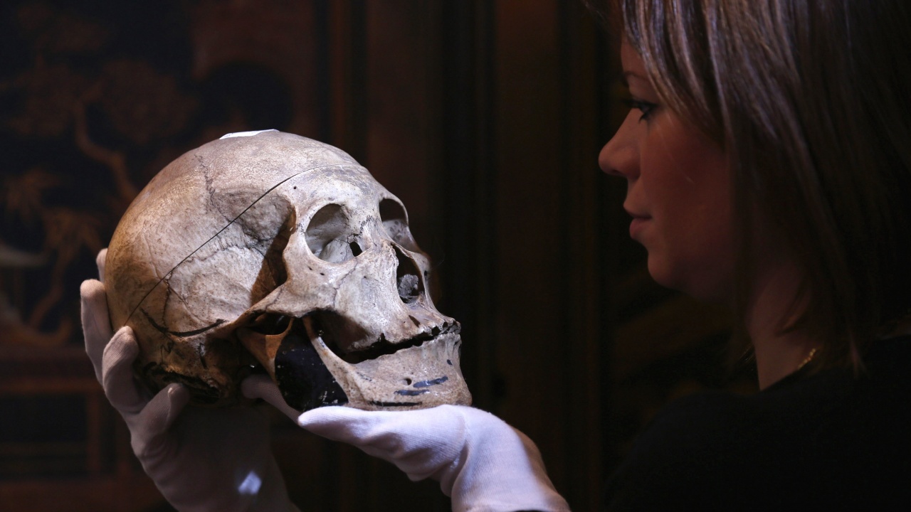 Учени създадоха реконструкция на неандерталска жена, погребана в пещера преди
