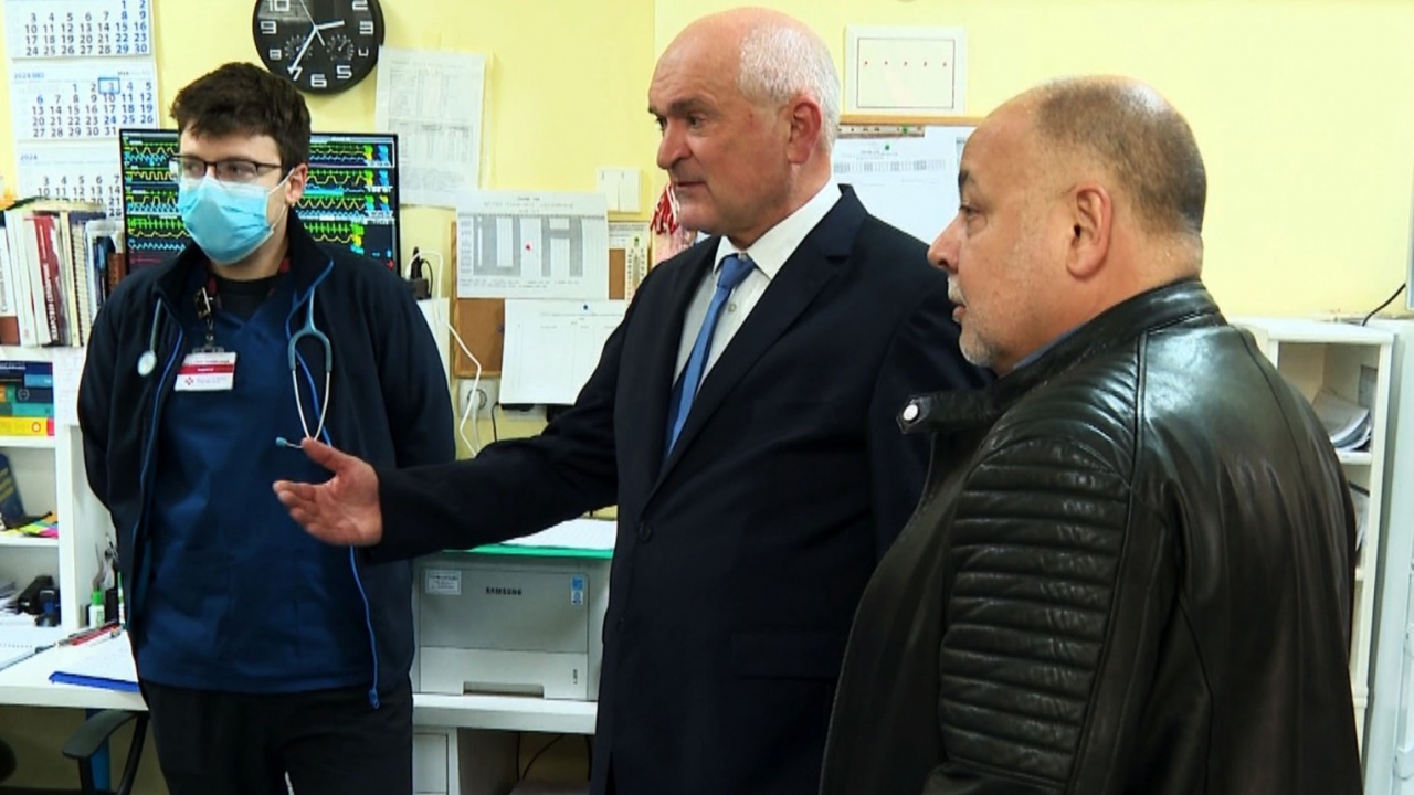 Премиерът Димитър Главчев се запозна на място с неотложните нужди на СБАЛ по детски болести „Проф. Иван Митев”