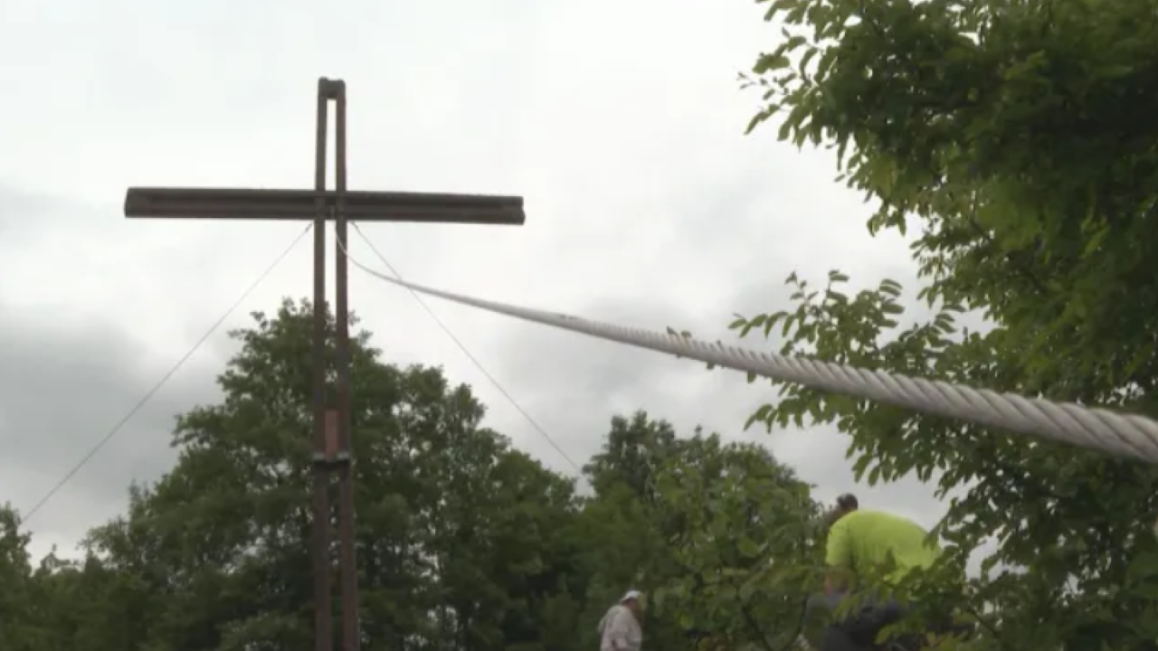 Издигнаха 6-метров кръст над село в Северозапада