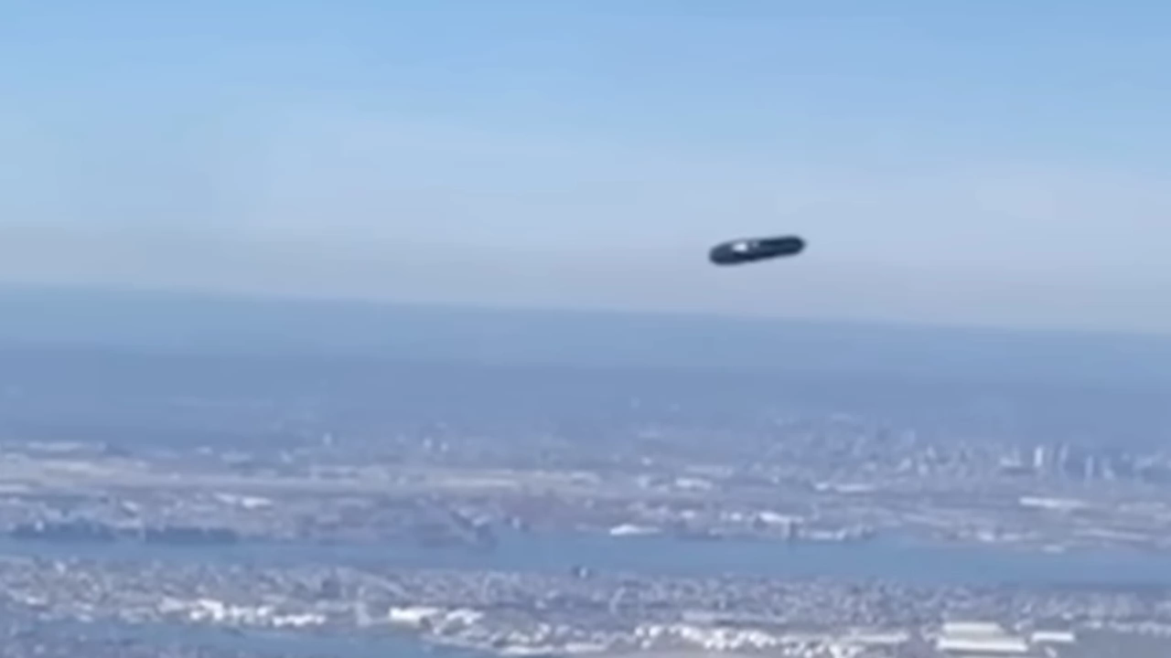 Жена съобщи че е забелязала летящ цилиндър над Ню Йорк
