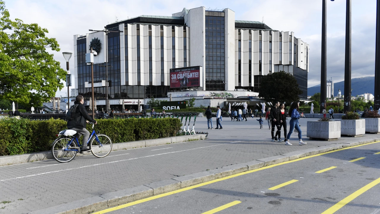 Разкрасиха булевард Витоша в столицата Нова маркировка на движението велоалеи