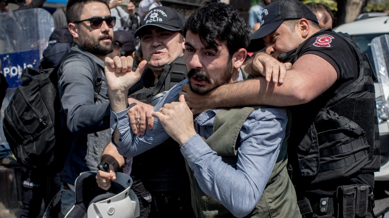 Полицията в Истанбул използва сълзотворен газ и груба сила срещу