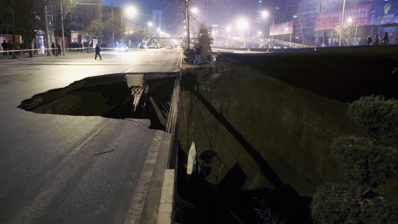 Броят на загиналите при срутване на магистрала в Южен Китай нарасна