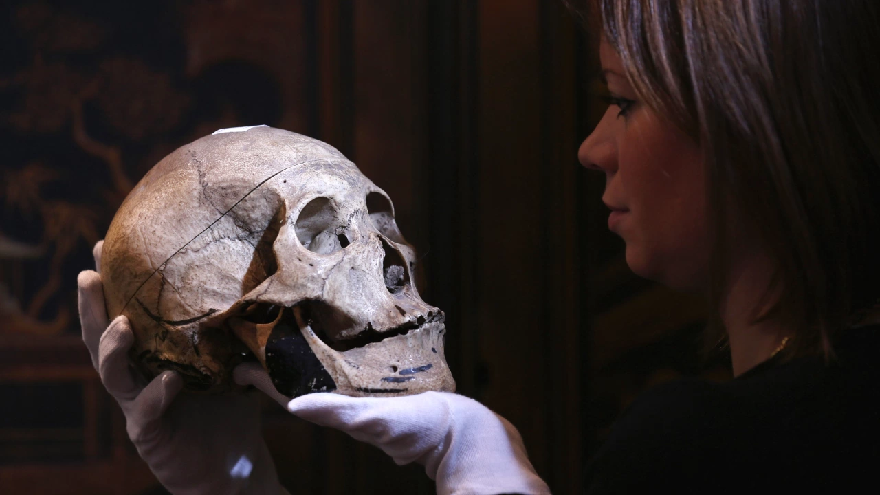 Учени създадоха реконструкция на неандерталска жена погребана в пещера преди