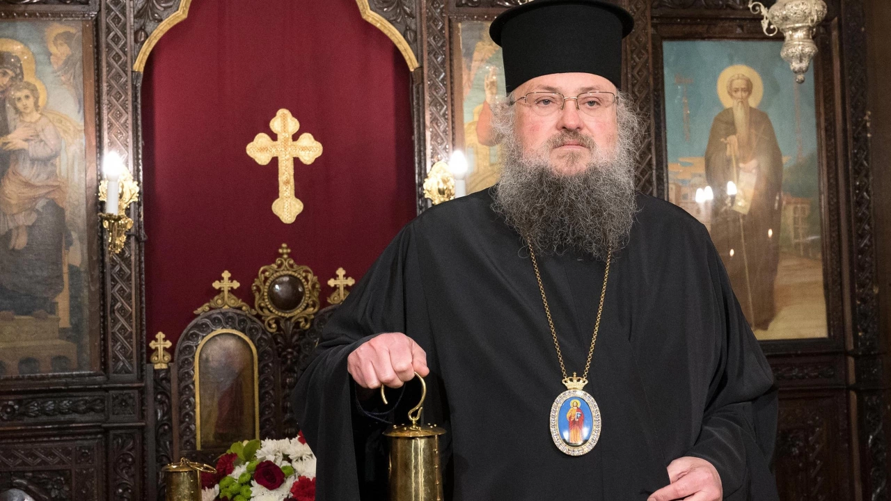 Наместник председателят на Светия синод Врачанският митрополит Григорий който е