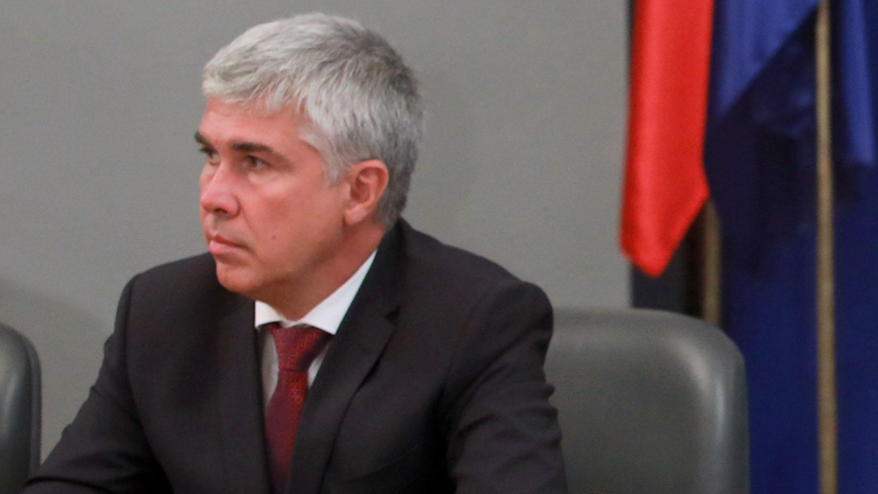 По покана на азербайджанската страна министърът на енергетиката заминава на