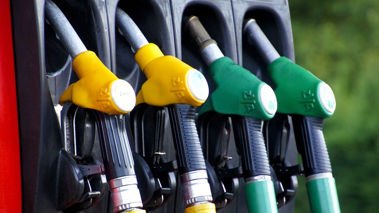 Защо бензинът достигна стойностите на дизела по бензиностанциите?