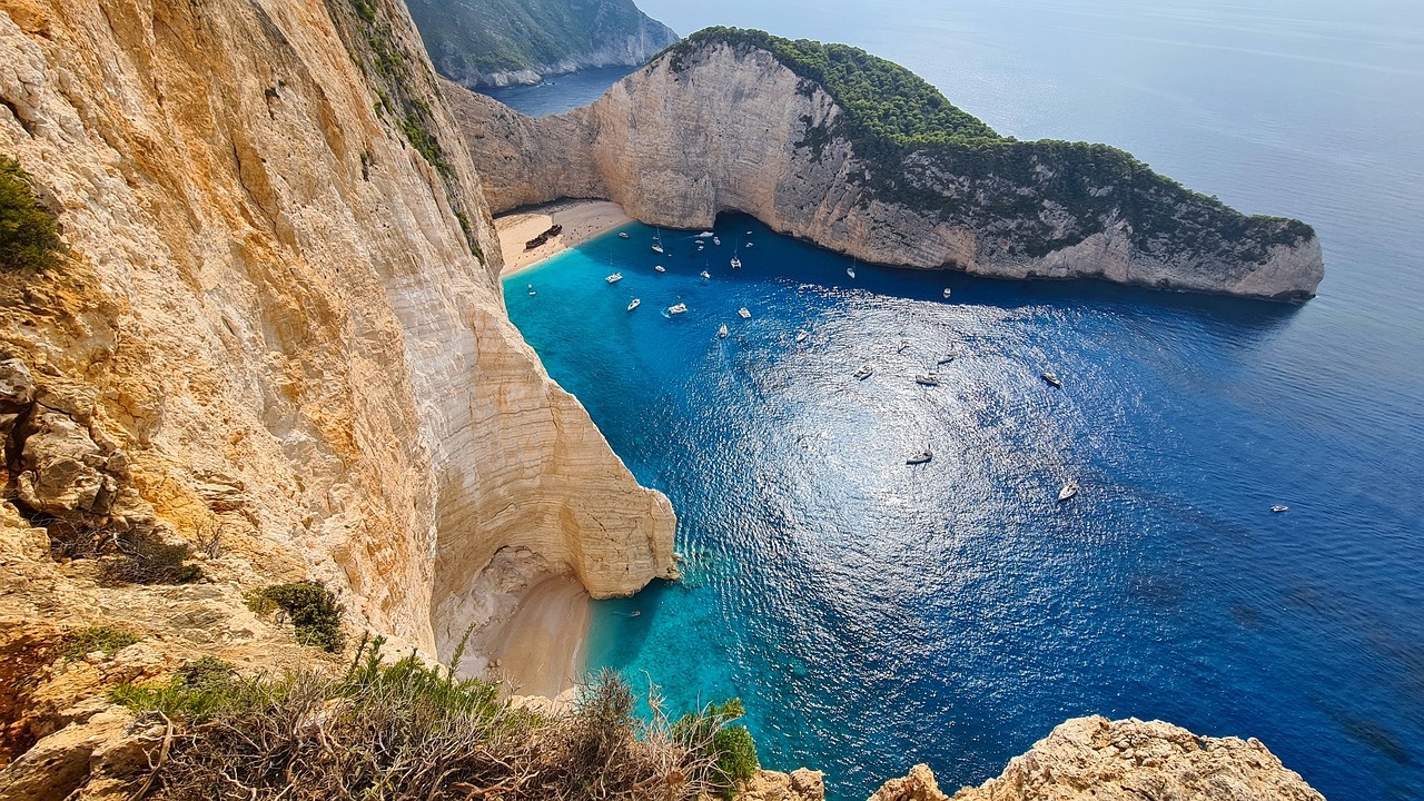 Плажът Навагио на гръцкия остров Закинтос, прочут с природната си