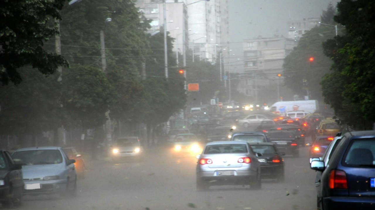 Силна гръмотевична буря се разрази над София