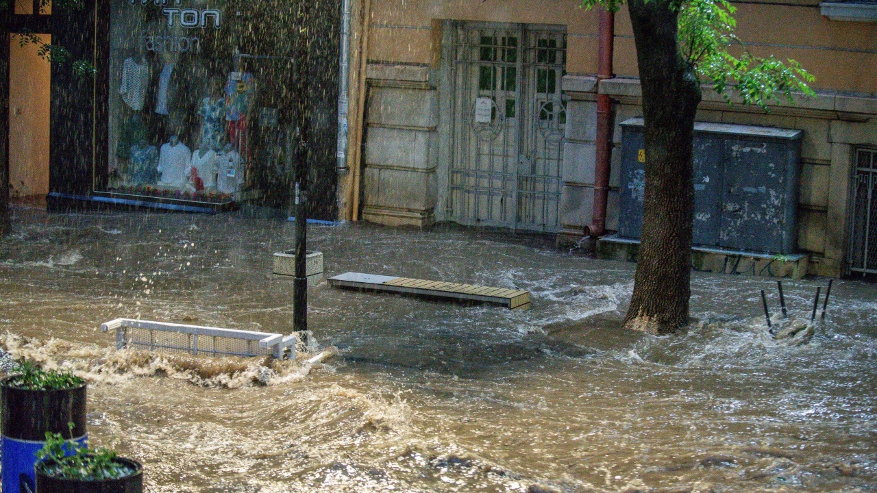 Проливен дъжд удави Плевен, падна градушка като лешник