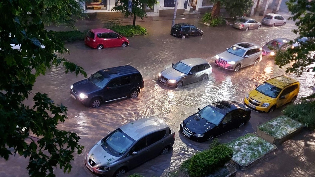 След потопа в Плевен търсят регистрационни номера