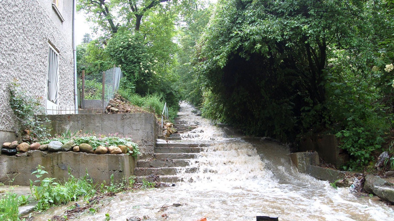 Наводнени къщи и дворове във Видинско, евакуираха жена с деца