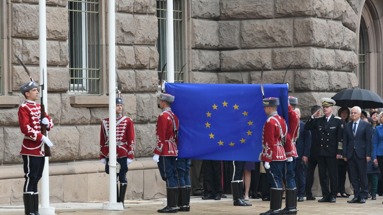 Ден на Европа: Издигнаха знамето на ЕС пред президентството