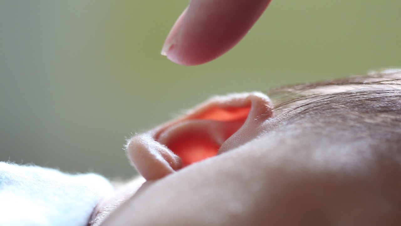 Глухо по рождение момиченце вече чува след революционна генна терапия във Великобритания