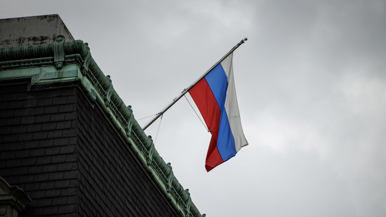 Руското знаме, издигнато редом с българския трибагреник и флага на