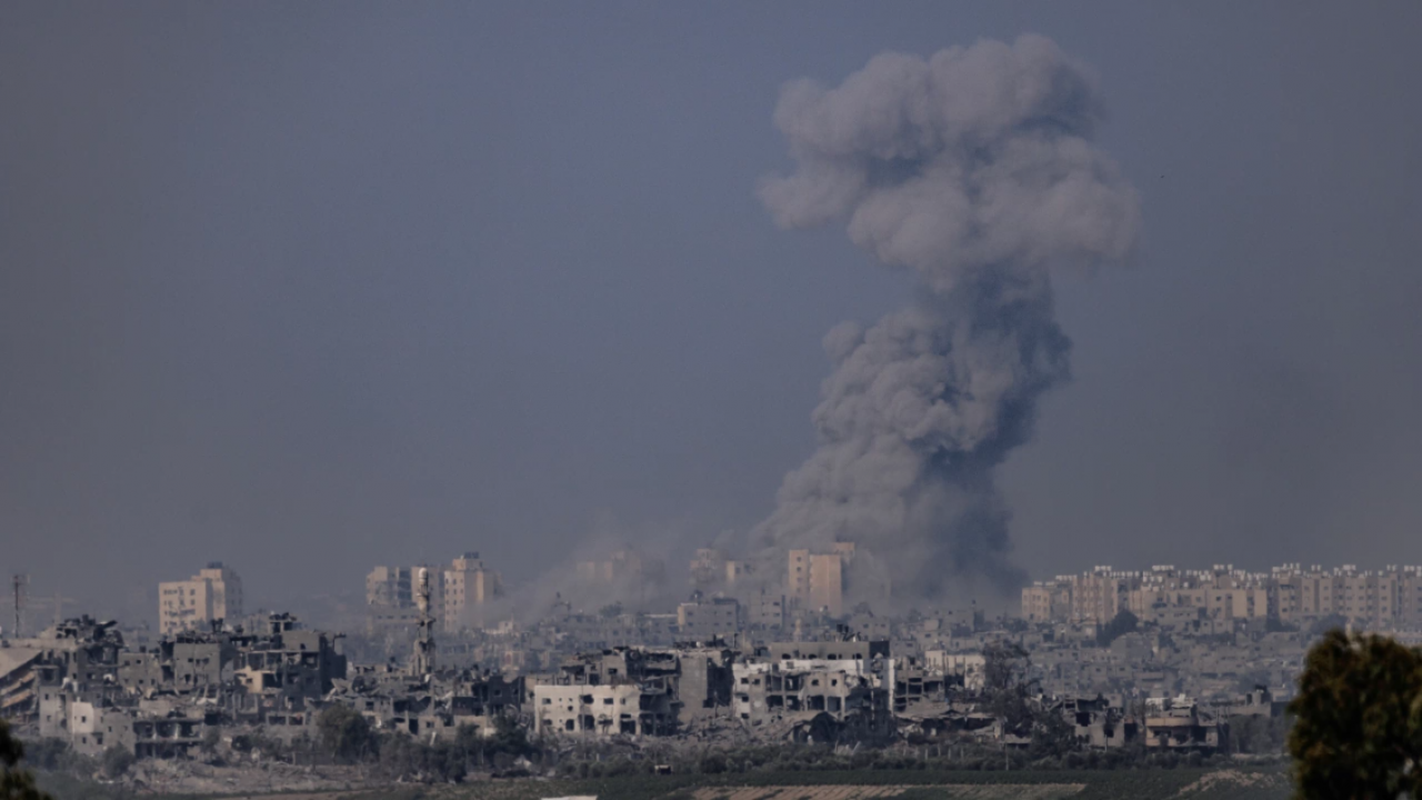 Израелски танкове и изтребители бомбардираха днес части на град Рафах,